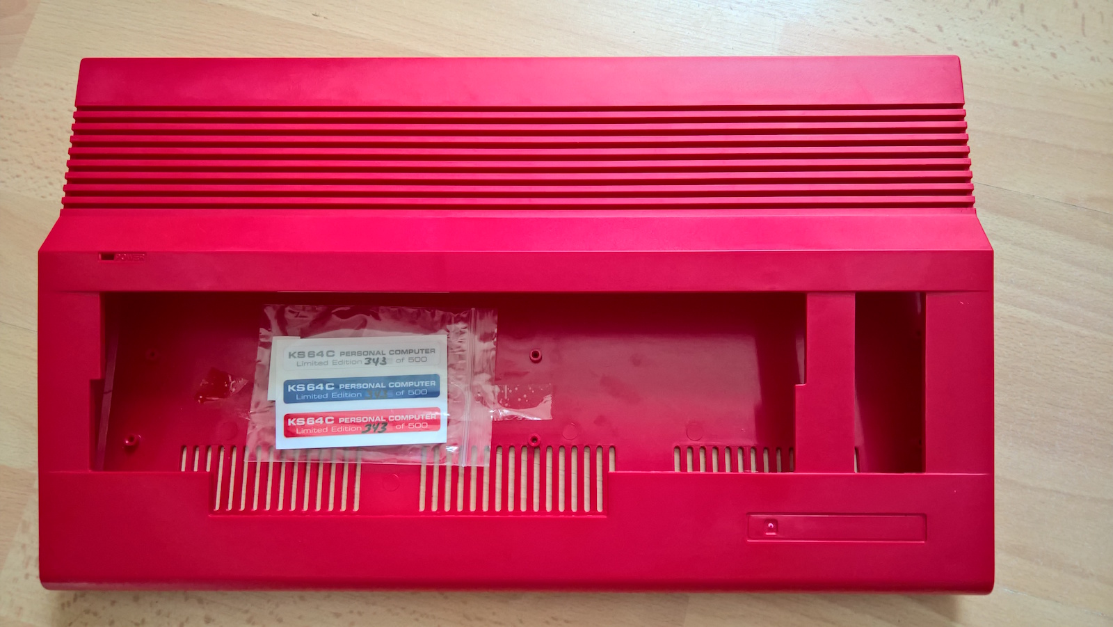 Limitiertes ks64 Case in rot, Nummer 343 von 500. (Bild: Stefan Vogt)