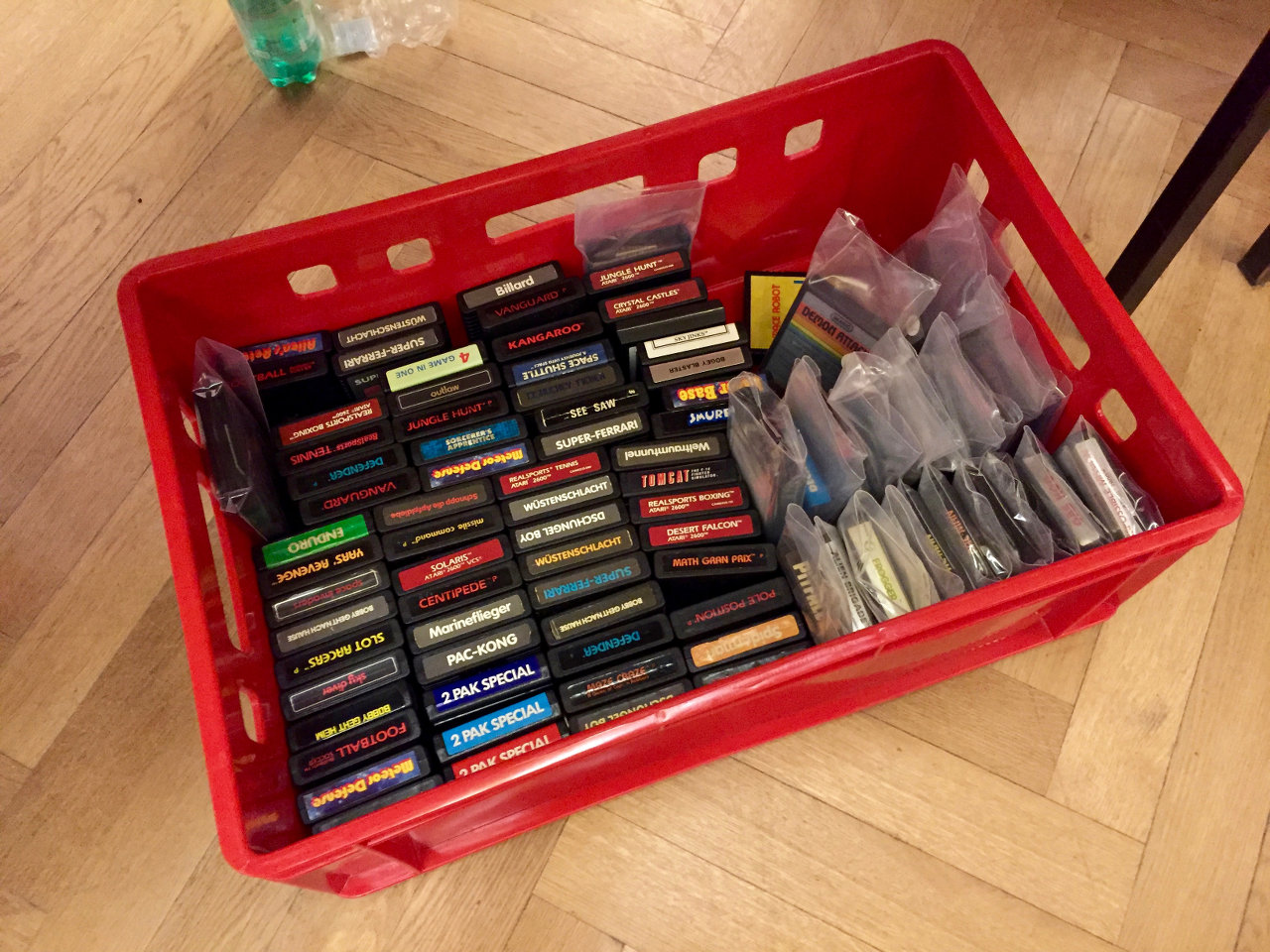 Wäschekörbe voller Atari VCS Module. (Bild: André Eymann)