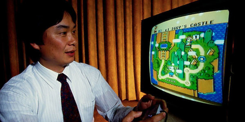 Shigeru Miyamoto präsentiert Super Mario World am NES. (Bild: ciberculturaconvos.blogspot.de)