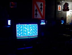 Alte Bekannte: eine Atari VCS mit Pac-Man. (Bild: André Eymann)