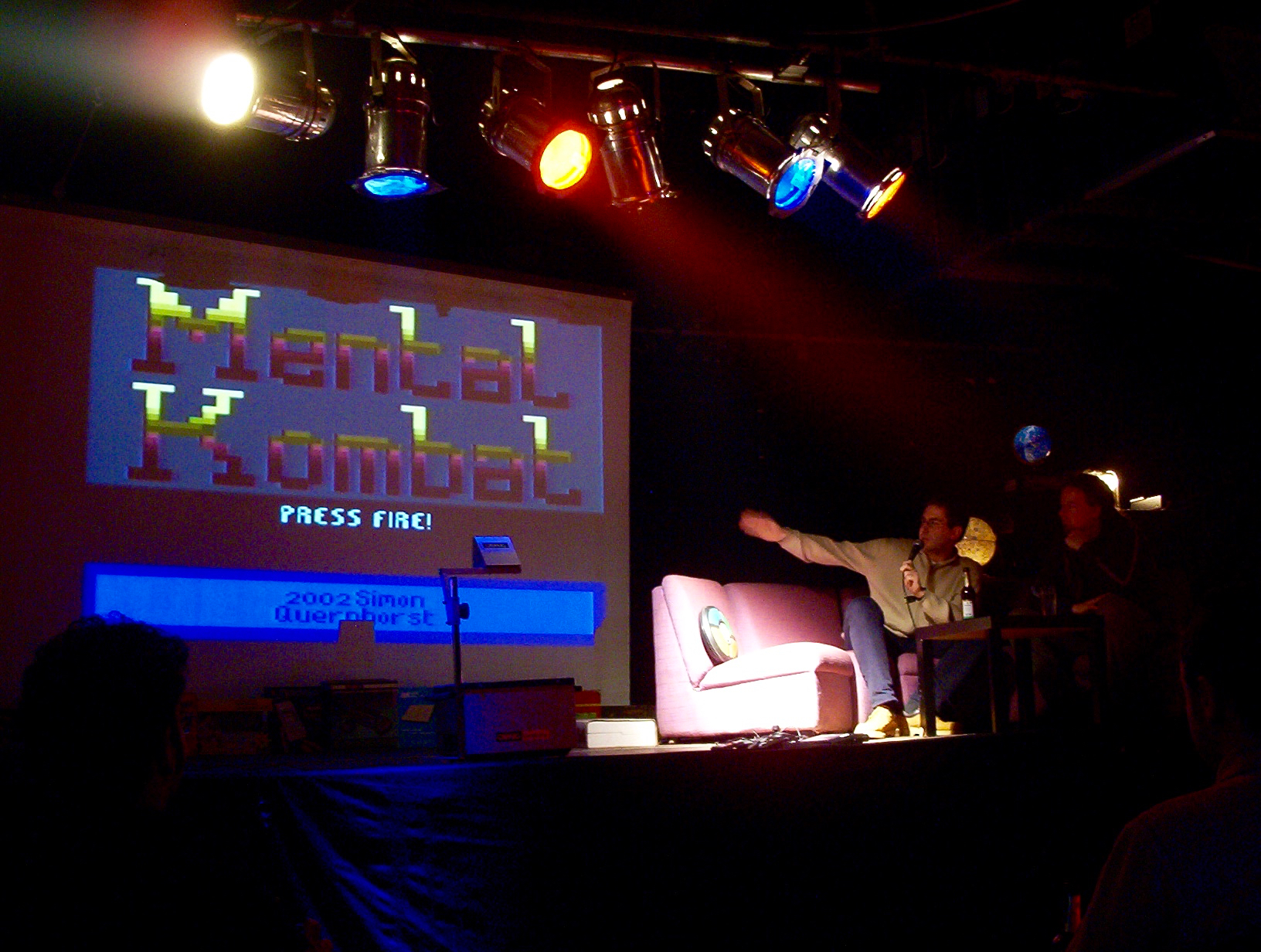 Simon Quernhorst stellt sein Atari VCS Spiel "Mental Kombat" vor. (Bild: André Eymann)