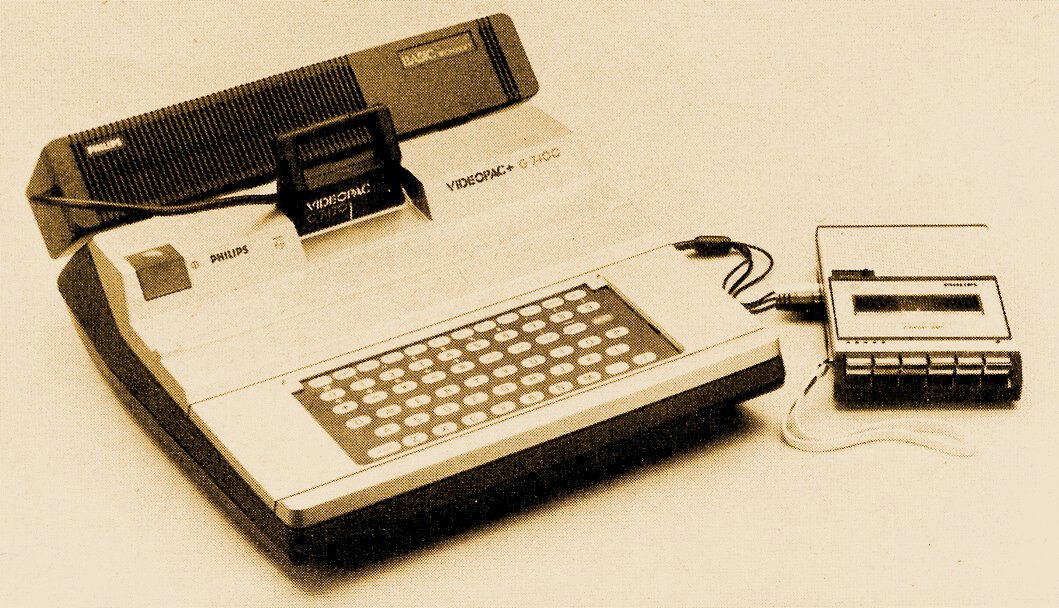 Das Philips G7400 mit BASIC-Interpreter und Kassettenrecorder. Erweiterungsmöglichkeiten für die Spielkonsole. (Bild: Vogel-Verlag)