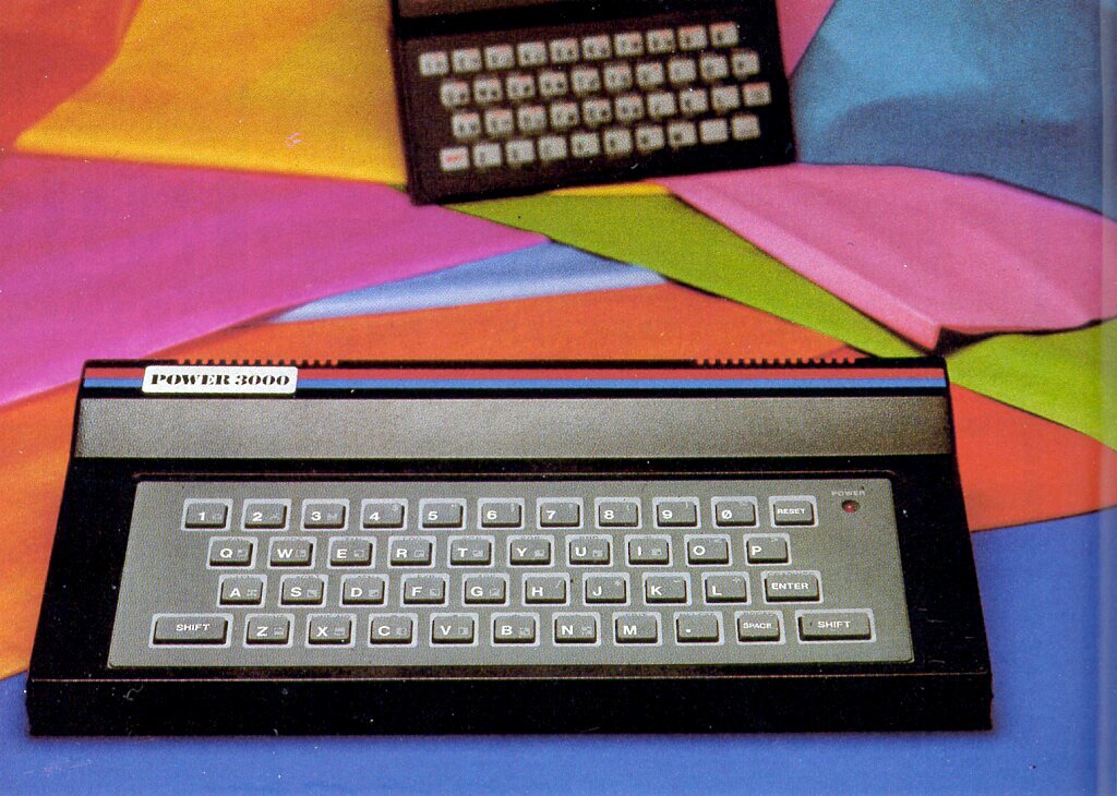 Der Power 3000 von Creon Enterprises. Ein ZX81 für 38 Dollar inklusive Monitoranschluß. Im Hintergrund des Fotos ist sein Vorbild, der ZX81, zu sehen. (Bild: Vogel-Verlag)