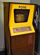 Damit fing alles an. Ein Pong-Automat in der Café-Bar David in Canicosa de la Sierra. Ein Wunder, dass ich Knirps mit 10 Jahren an die Knöpfe kam. Jetzt wo ich das Bild sehe, erinnere ich mich wieder an das grelle gelb. Genau so sah der Automat aus. Das ist jetzt 37 Jahre her. Unfassbar! (Bild: Ferdinand Müller)
