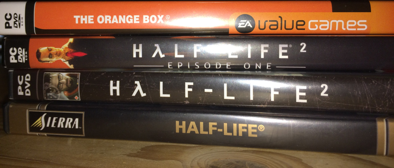 Die Half-Life-Reihe. Wer kennt sie nicht? Half-Life 1 ist bereits 1998 erschienen. Half-Life 2 wurde weltweit am 16. November 2004 veröffentlicht. Ich wurde, wie viele andere vermutlich auch, von Steam auf dem falschen Fuß erwischt. Es hat eine Weile gedauert, bis es endlich spielbar war. Episode 1 kam 2006 heraus und die Episode 2 ein Jahr später. Es ist in der Orange Box enthalten, die neben dem Hauptprogramm und Episode 2 auch Team Fortress 2 und das geniale Portal enthält. (Bild: Ferdinand Müller)