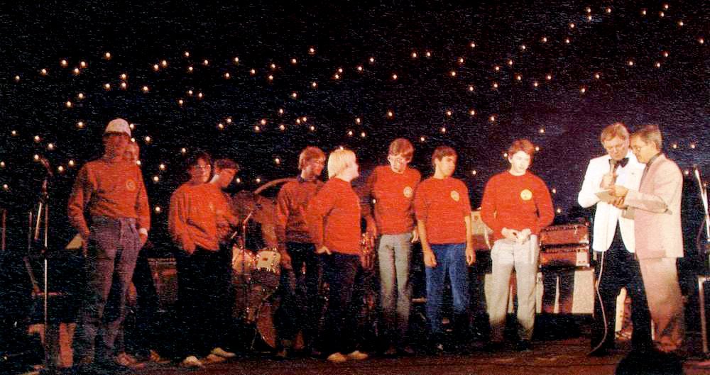 Junge Videospieler unter dem Sternenhimmel. Impression von der Weltmeisterschaft von 1983. (Bild: Marshall Cavendish)