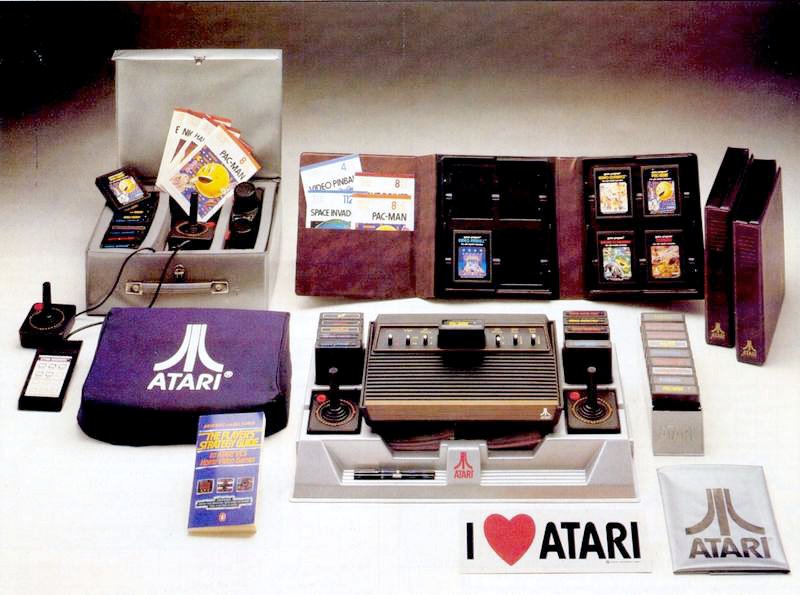 Die Atari VCS Konsole mit Zubehör. Gut sortierte Sammlung inklusive eines Players Strategy Guide. (Bild: Atari)