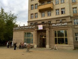 Der Eingang des Museums in der Karl-Marx-Allee 93a. (Bild: André Eymann)