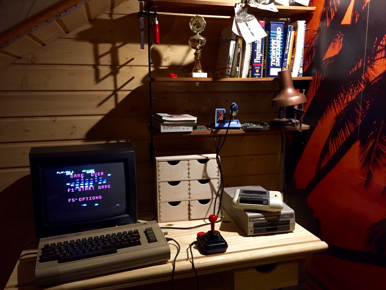 Hacker-Ecke der 80er. Der legendäre C64 samt Floppy und Datasette. (Bild: André Eymann)