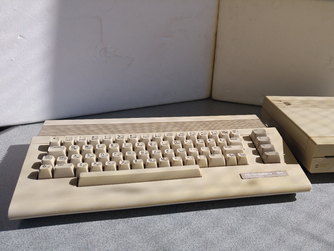 Der C64 ist zwar nicht mehr im besten Zustand, aber immerhin das Originalgerät, welches meine Frau als Kind verwendete. (Bild: Leopold Brodecky)