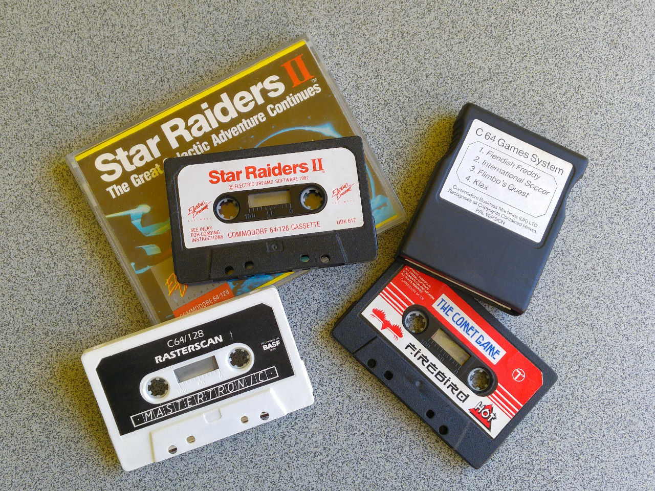 Spiele für den C64 waren nicht nur auf Disketten verfügbar. Ohne Peripherie konnten nur Cartridges verwendet werden, für die Verwendung von Kassetten war eine Datasette und aufgrund der langen Ladezeiten auch Geduld Voraussetzung. (Bild: Leopold Brodecky)