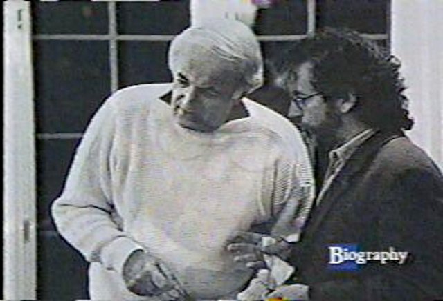 Steven Spielberg (rechts im Bild) unterhält sich mit Steve Jay Ross. (Bild: Atari)