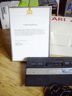 Die erste deutsche Atari 2600 Jr. Konsole. Ein persönliches Dankeschön von Anton Bruehl an Klaus Ollmann im Dezember 1984. (Bild: Klaus Ollmann)
