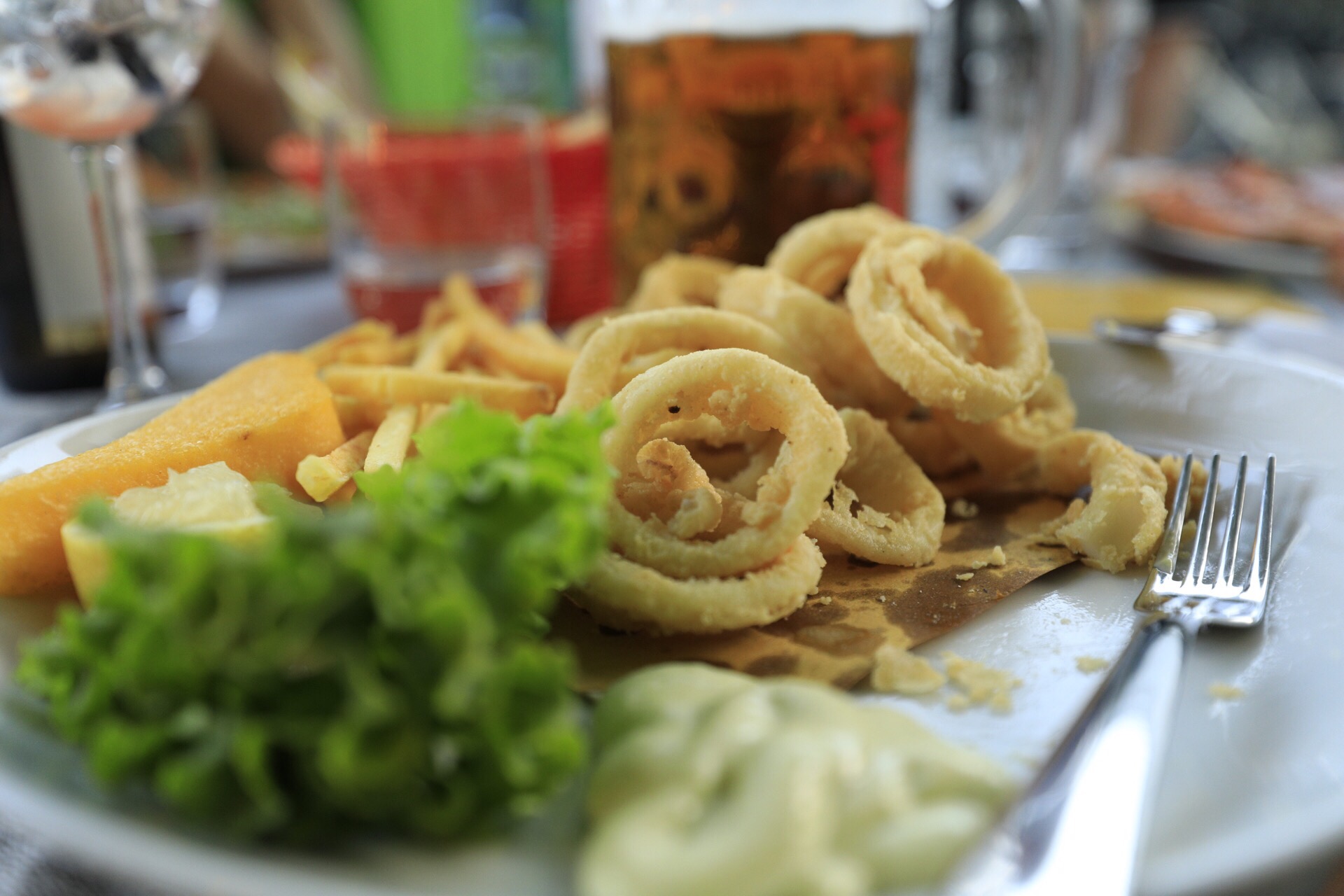 Salat, Fritten und Scampi gehören zu jedem Bibione-Besuch, genauso wie eine gepflegte Runde im Sala Giochi ums Eck. (Foto: Andreas Wanda)