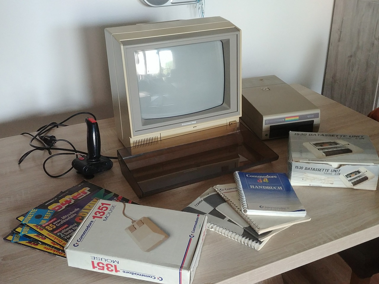 Typische Grundausstattung eines Commodore 64-Benutzers. Nur der Commodore 64 selbst fehlt bei diesem Setup. (Bild: Leopold Brodecky)