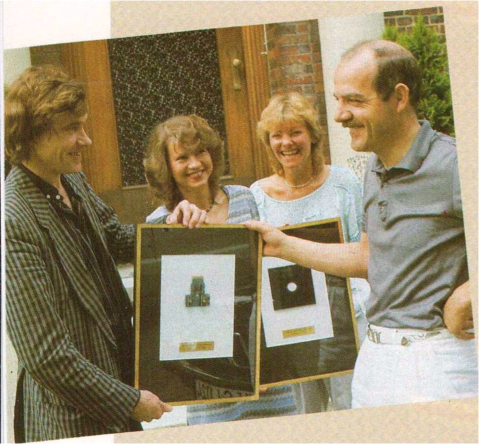 Bei einer Preisübergabe im Jahre 1983 durch die Zeitschrift Telematch. Auf dem Foto zu sehen (von links): Hartmut Huff, Elke Leibinger, Renate Knüfer und Klaus Ollmann. (Bild: Marshall Cavendish Verlag)