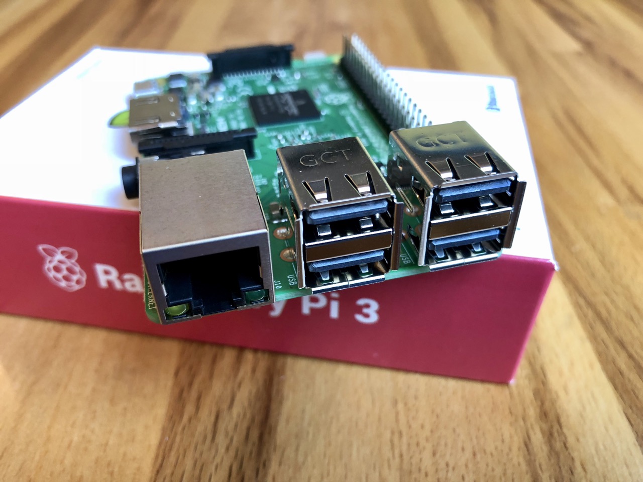 Raspberry Pi 3 Model B: Ansicht des Ethernet- und der vier USB-Anschlüsse. (Bild: André Eymann)