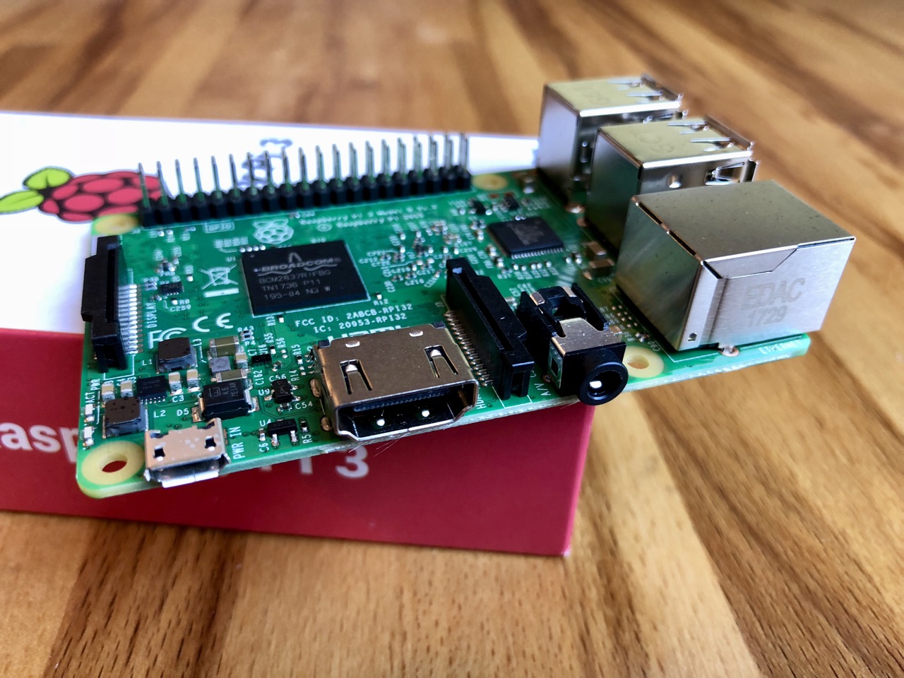 Raspberry Pi 3 Model B: Ansicht des HDMI-, Audio- sowie Stromanschlusses. (Bild: André Eymann)