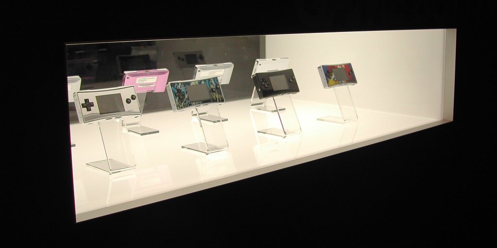 Der neue Nintendo Game Boy Micro passt in jede Hand- oder Hosentasche. (Bild: Andre Eymann)