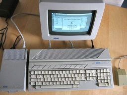 Mein Atari 520 ST+ Computer von 1985 mit dem damals unglaublich viel anmutenden RAM von einem Megabyte. (Bild: Torsten Othmer)