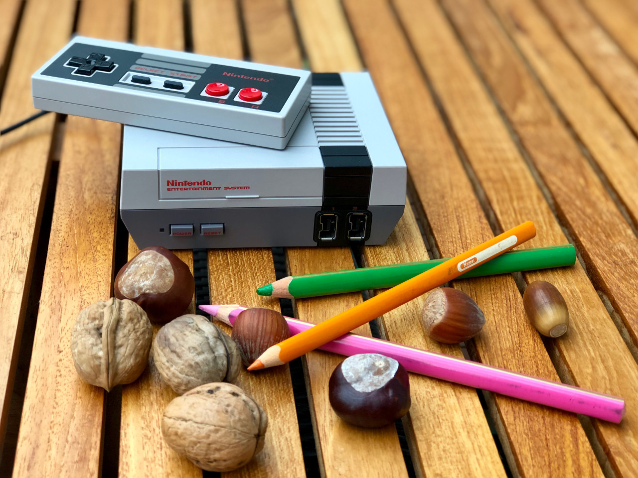 Das Nintendo Classic Mini: Nintendo Entertainment System (NES) ist klein aber genau so schön, wie sein Vorbild. (Bild: André Eymann)
