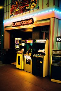 Klassische Automaten in einer US-amerikanischen Arcade. (Bild: André Eymann)