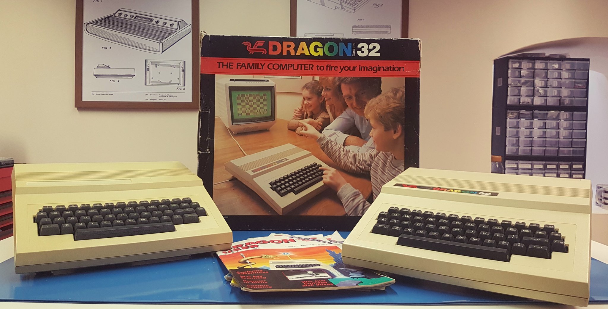Zwei Dragon Computer aus dem Bestand von "Retro Man Cave". (Bild: Neil, Twitter: @TheRetroManCave)
