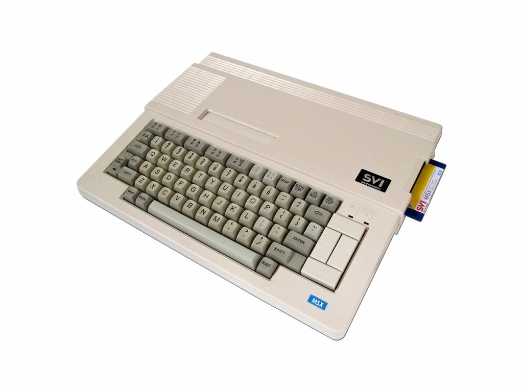 Hier ist der sehr seltene SVI-738 abgebildet. Er enthält schon den Grafikchip aus dem MSX 2-Standard, ist aber zu diesem nicht kompatibel. Mit Hilfe des neuen Grafikchips war eine 80 Zeichen-Darstellung möglich. Das 3 ½ Zoll Diskettenlaufwerk ist seitlich eingebaut. (Bild: Torsten Othmer)