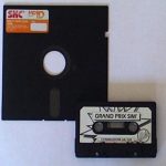 Die verschiedenen Speichermedien für den Commodore 64. Die Diskette ließ sich mit geringem Aufwand auch doppelseitig bespielen. Der Speicherplatz lag dann bei 2 x 165 KB. Heute kaum noch vorstellbar. (Bild: Toddy S)