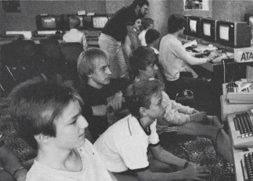 Computerkids in einem Computer-Ferienlager/Atari Computer Camp im Jahr 1983. (Bild: Prospekt Hotel Sauerland Stern/Kölner Stadt-Anzeiger, 1984)