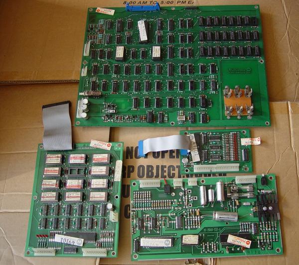 Die PCBs (Printed Circuit Board) des Defender-Automaten. Oben die Hauptplatine mit der CPU. Links: Die ROMS, die u.a. den Programmcode enthalten. Rechts unten: Das Sound-Board. Direkt darüber: Die Ein- /Ausgabe-Einheit (I/O). (Bild: International Arcade Museum)