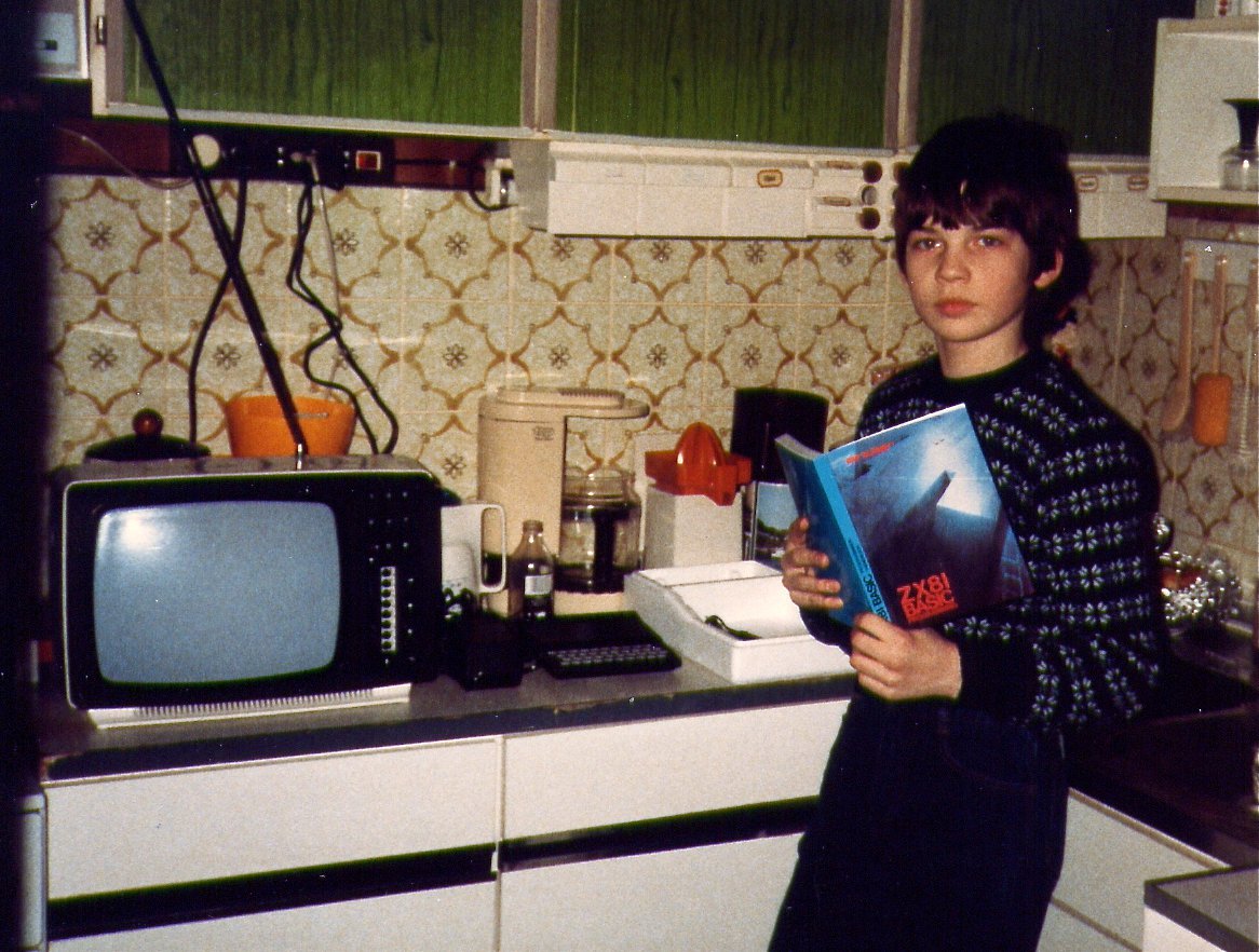Der ZX81 als Weihnachtsgeschenk 1984. Sofort wurde das mitgelieferte Handbuch studiert. (Bild: André Eymann)