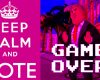 Bild von Donald Trump aus dem Computerspiel Pride Run, dargestellt als Gegner im Stile eines Mortal Kombat. Darunter der Schriftzug Game Over. Links im Bild steht for einem grellen Hintergrund: "Keep calm and vote"