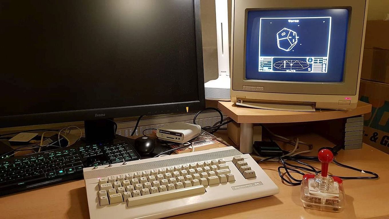 Einer der mittlerweile defekten C64-II mit SD2IEC und dem bösen original Netzteil. Außerdem hatte ich mir mal eine Final Cartridge III angesehen. (Bild: Gerrit Ludwig)