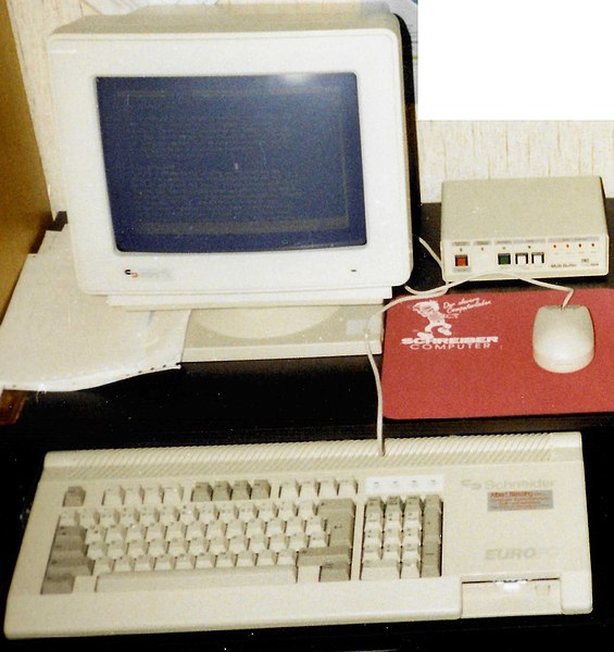 Der Schneider Euro PC mit Monitor, Maus und Modem. (Quelle: Wikipedia, CC BY-SA 4.0)