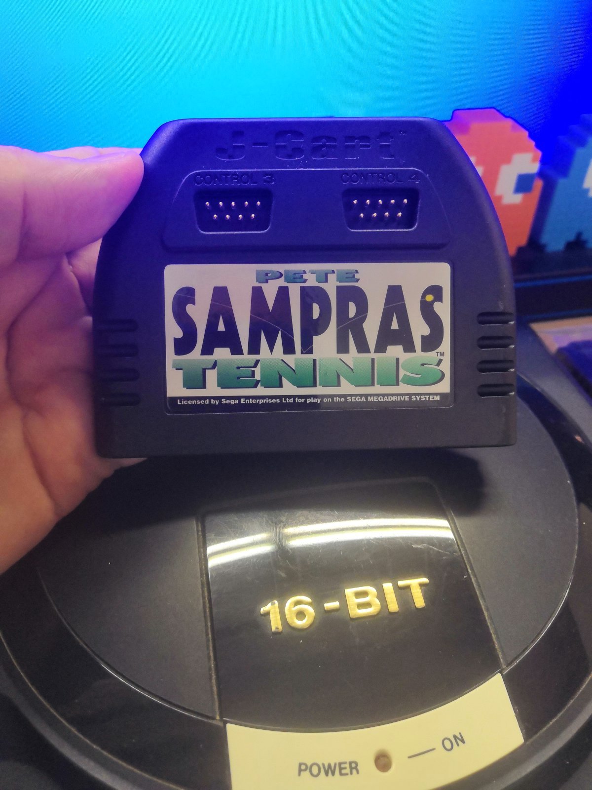 Pete Sampras Tennis (Mega Drive) mit 4-Spieler Adapter im Modul (Quelle: Eigenes Foto)