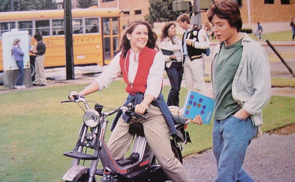 Jennifer (Ally Sheedy) und David (Matthew Broderick) auf dem Schulgelände. (Bild: United Artists)