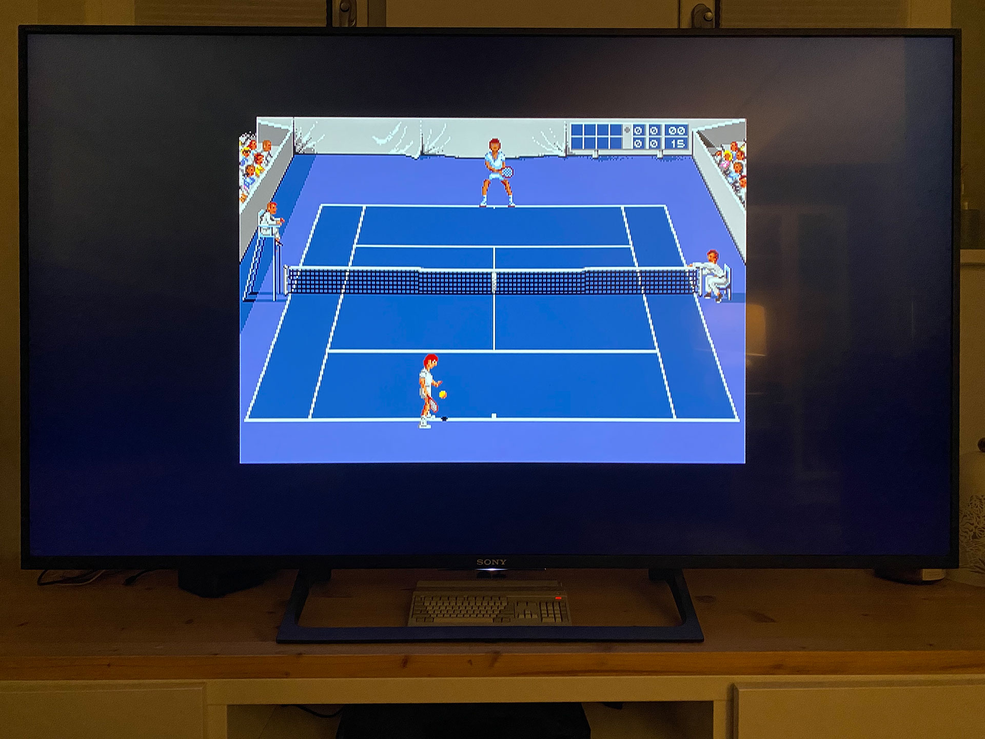 Perfekte Tennis-Balance auf Hartplatz, Sand und Gras (Amiga 500 Mini).