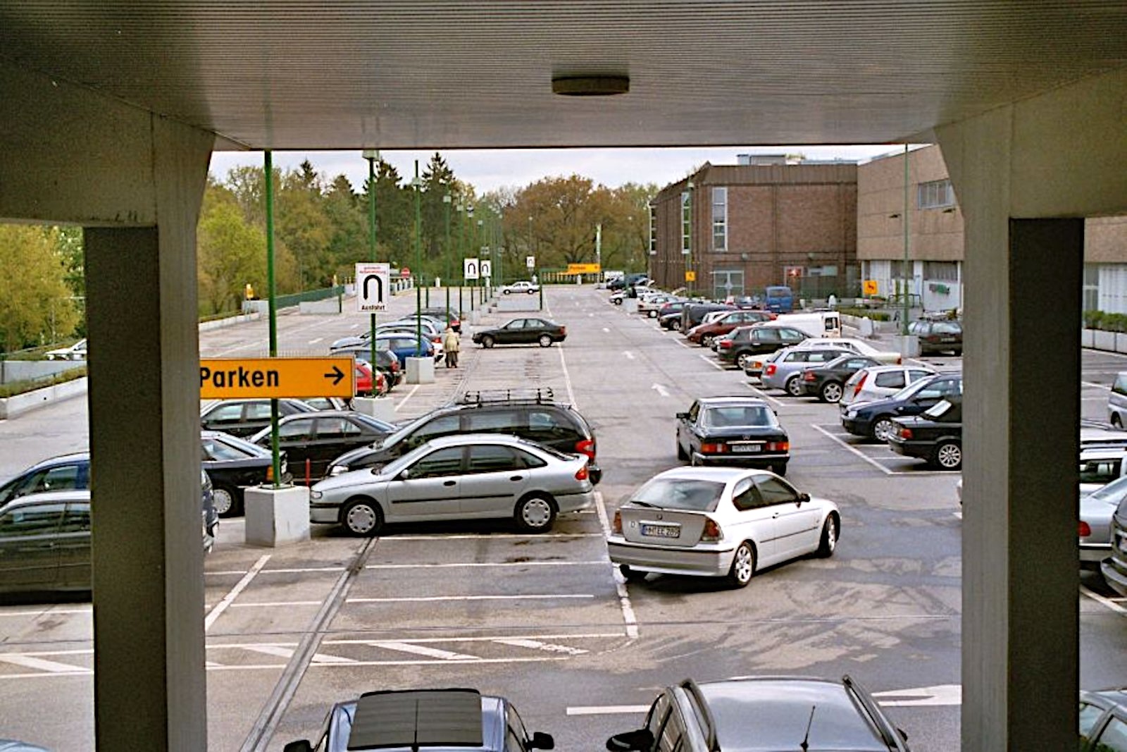 Parkflächen des Alstertal-Einkaufszentrum in Hamburg Poppenbüttel ca. 1990. (Bild: Gepko Cipa)