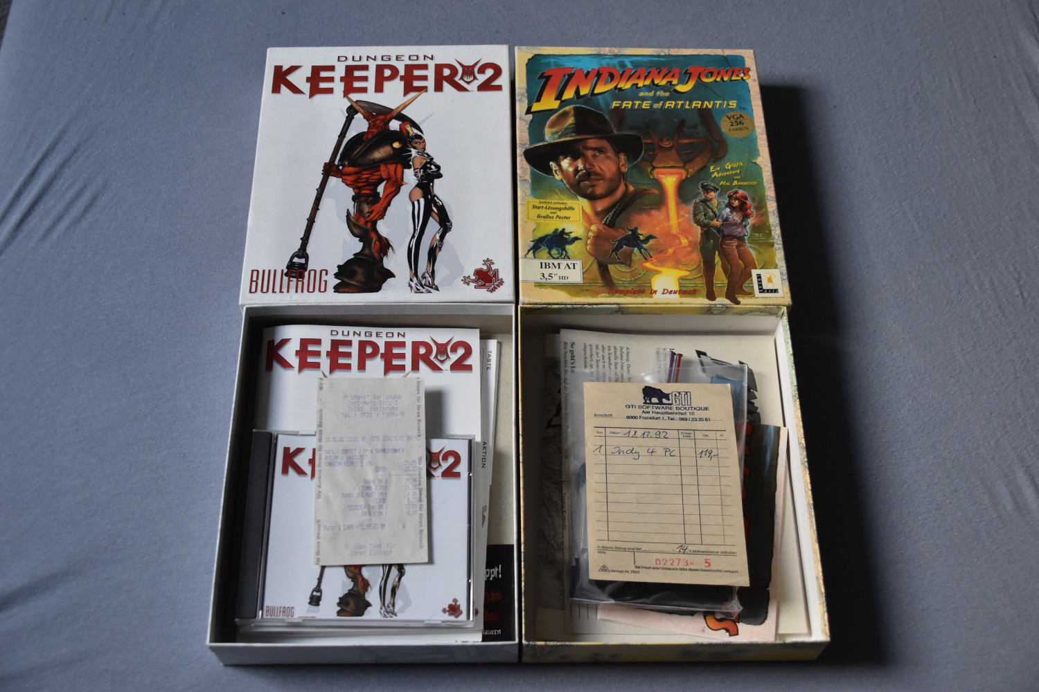 Quittungen in Spielepackungen – etwa hier bei "Dungeon Keeper 2" (1999, links) und "Indiana Jones and the Fate of Atlantis" (1992, rechts) – können trotz weniger Zeichen eine Geschichte erzählen.